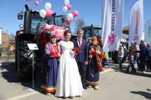 На "Зарайской ниве" провели парад сельхозтехники и сыграли свадьбу