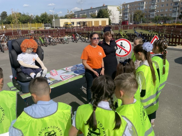 Ученикам Песковской школы рассказали о безопасном поведении на дороге