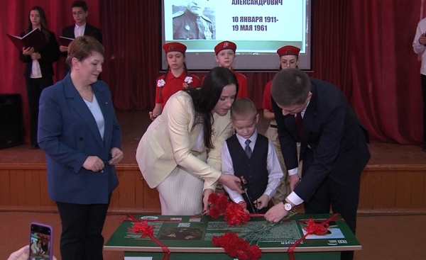 В школе №14 торжественно открыли парту, посвящённую дважды Герою Советского Союза Василию Зайцеву