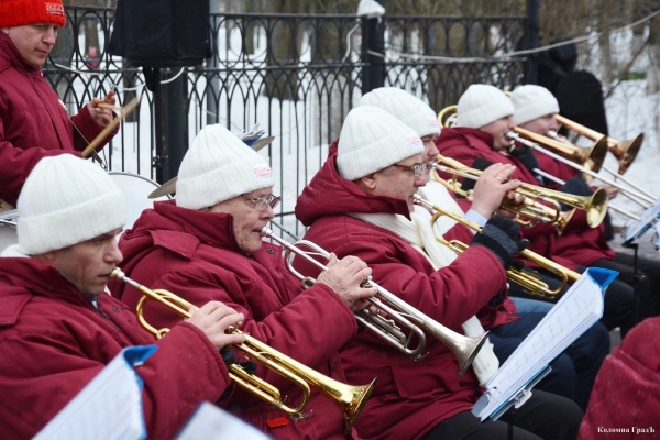 Духовой оркестр Коломенской филармонии подарил женщинам праздник