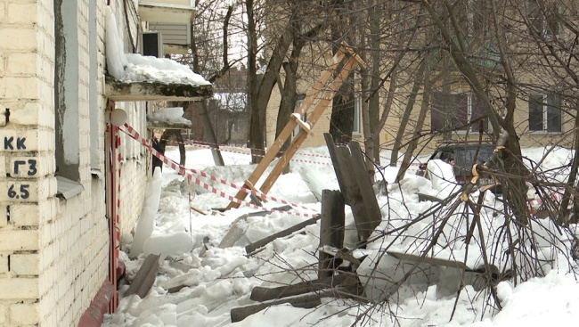 В Коломне с крыш сходят снег и наледь