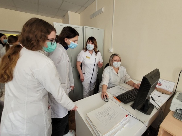 Выпускники медицинского колледжа знакомятся с Коломенской больницей