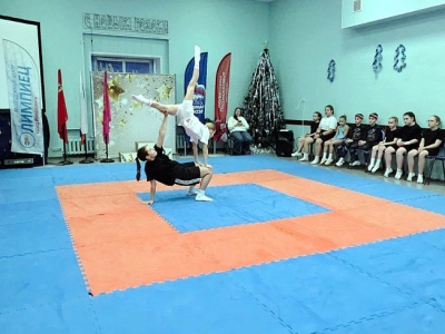 В "Олимпийце" прошёл захватывающий Кубок Деда Мороза по семейной акробатике 