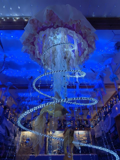 В &quot;Школе ремёсел&quot; в центре зала парит гигантская сверкающая медуза