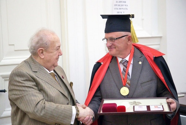 Почётному гражданину города Коломна Василию Беку вручили золотую медаль Российской академии художеств