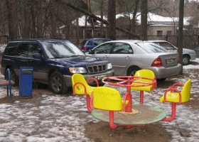 Водители по-прежнему паркуются на детских площадках