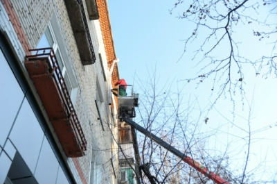 Специалисты ДГХ приводят в порядок парапеты и свесы на кровле