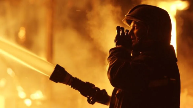 В Воскресенске загорелся гараж с последующим распространением огня на дом 