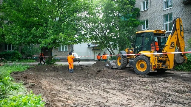 В Коломне ремонтируют парковки и пешеходные дорожки