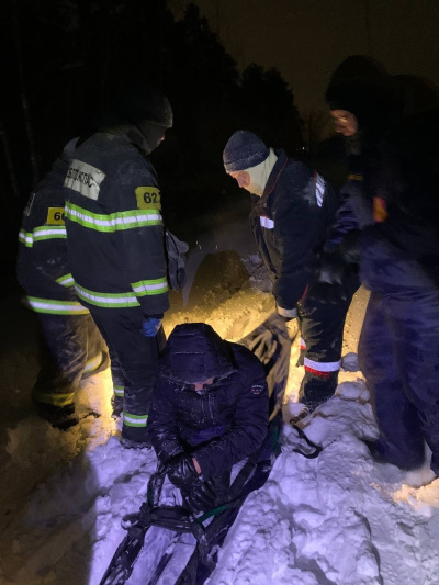  Спасатели вывели из ледяного леса двоих подмосковных жителей  