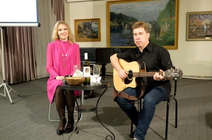 На сцене Дома Озерова выступили бард Сергей Леонтьев и поэтесса Алина Серегина