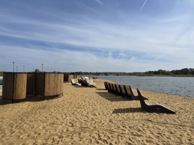 На пляж карьера &quot;Западный&quot; привезли шезлонги