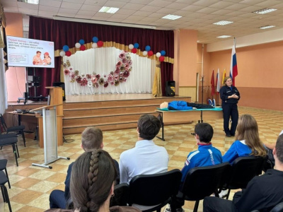 В Егорьевке пожарные научили школьников оказывать первую помощь