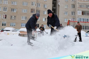 Глава Луховиц убирал снег на детской площадке
