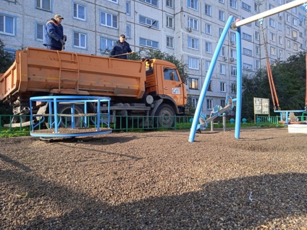 В Коломне обновляют гравий на детских площадках