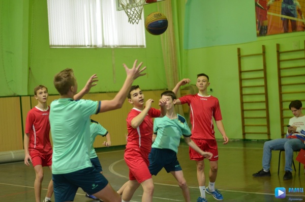 Луховицкие школьники сразились за звание лучшей дворовой команды по баскетболу