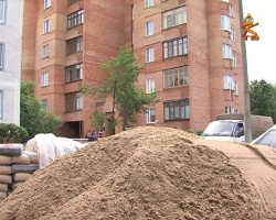 Жители дома на ул.Горького обнаружили в своем дворе кучу песка