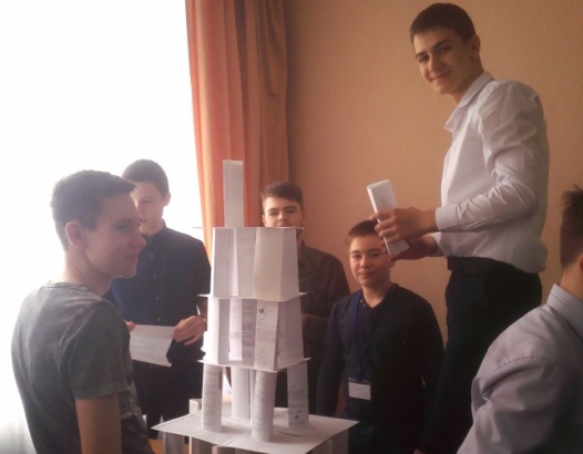 Знатоки информатики построили бумажную башню