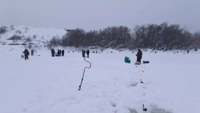 Пожарные и спасатели Подмосковья провели турнир по зимней рыбалке в Коломне