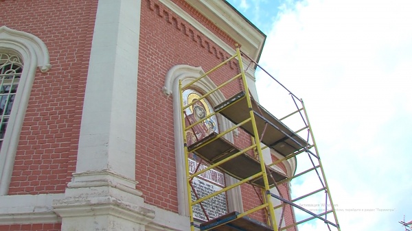 На фасаде храма Тихвинской иконы Божьей Матери установили мозаичную икону