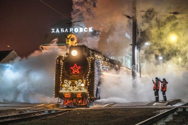 Во главе передвижной резиденции Деда Мороза стоят восстановленные паровозы, выпущенные Коломенским заводом