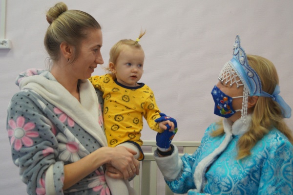 Маленьких пациентов Коломенской ЦРБ поздравили с Новым годом Дед Мороз и Снегурочка