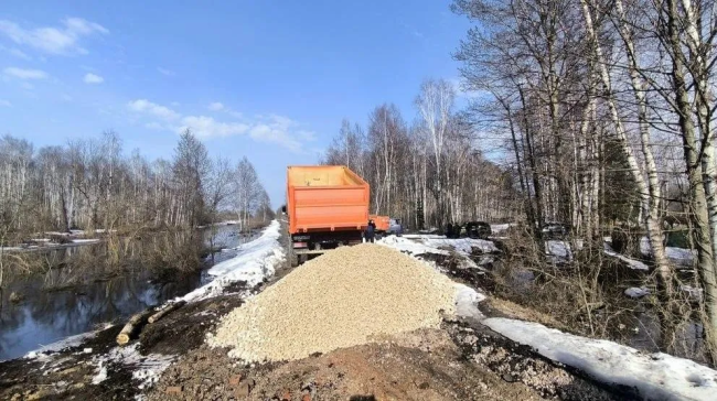 В районе Алферово укрепляют дороги к СНТ, чтобы избежать разрушений после паводка
