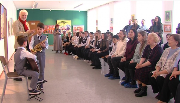 В школе №30 открылась выставка "Индия" Павла Зеленецкого