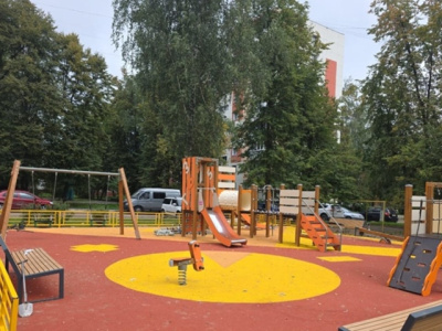 В коломенском дворе установили новую игровую площадку