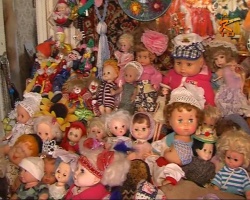 Жительница Коломны подобрала на улицах и отреставрировала около трехсот игрушек