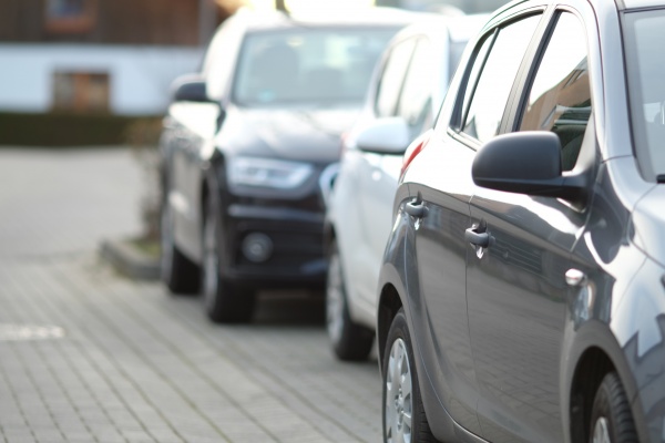 Многодетные семьи смогут бесплатно парковать машину на платной стоянке в Подмосковье