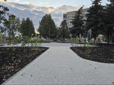 Обновление сквера в микрорайоне Катукова завершится к концу года
