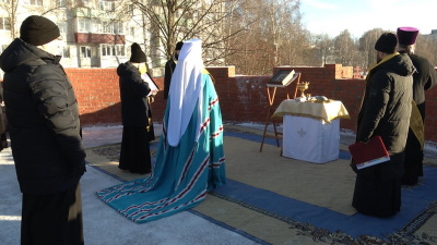 Архиерейскую грамоту поместили в стену будущего храма