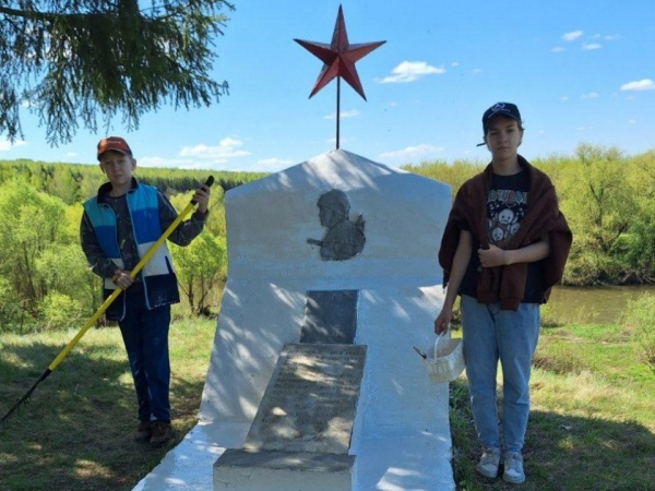 Воспитанники коломенского Семейного центра привели в порядок памятник воинам-землякам
