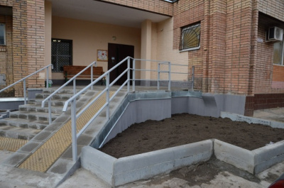 В доме №336 на улице Октябрьской Революции отремонтировали крыльцо и оборудовали удобный пандус