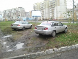 При проведении рейда "Чистая улица" в Коломне обнаружили 30 машин, припаркованных на газонах