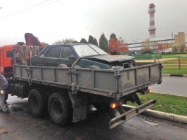 Двор в Колычеве без сожаления расстался с брошенным ВАЗом