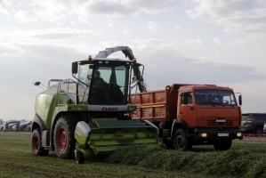 Сельхозпредприятия Луховиц выполнили план по заготовке сенажа уже более чем наполовину