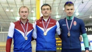 Три комплекта медалей разыграли в первый день чемпионата России по конькобежному спорту