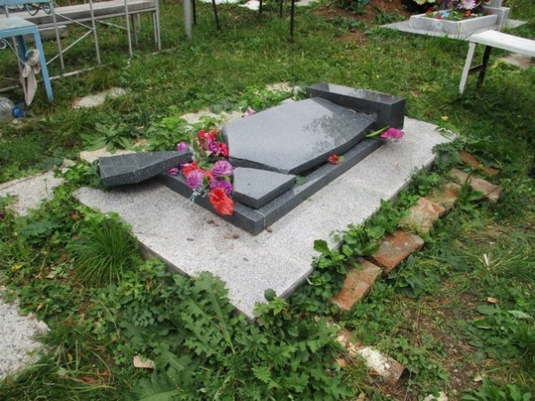 На кладбище в Озерах побывали вандалы