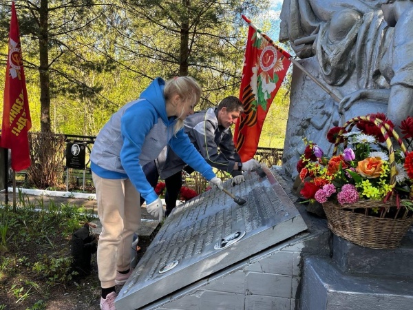 Сотрудники Коломзавода провели благоустройство братской могилы истребительного батальона НКВД