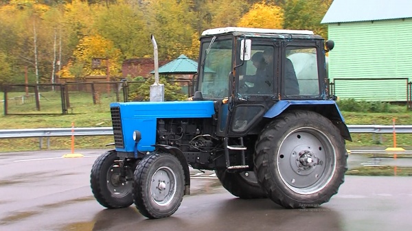 Старшеклассники Емельяновской школы обучаются вождению трактора