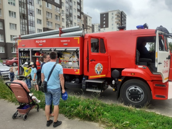 Маленьким жителям Колычёва показали пожарную машину