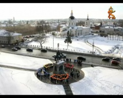 Сегодня у памятника Дмитрию Донскому коломенцы составили символ Всемирного фестиваля молодежи и студентов