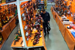 Полиция задержала мужчину, 8 раз обокравшего магазин "Апельсин" в Коломне