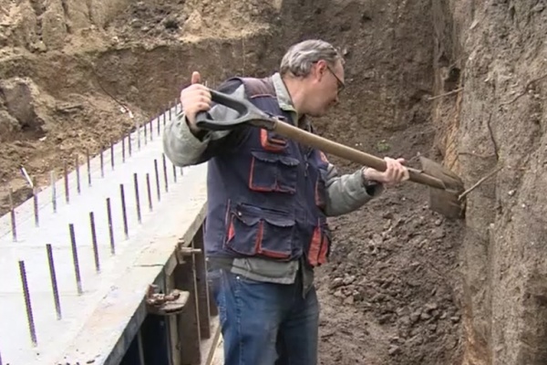 Археологи проводят охранительные раскопки на Михайловской набережной