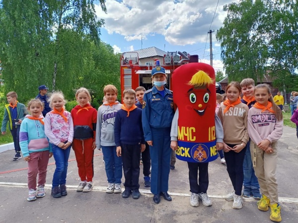 Егорьевские школьники посидели в пожарных автомобилях