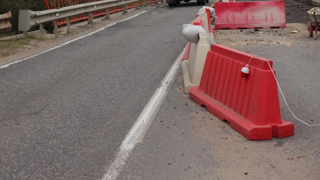 В деревне Янино ремонтируют искусственную переправу через речку Белавинка