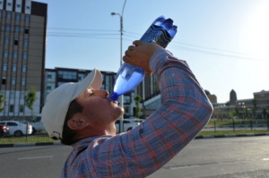 Онищенко: в жару пейте больше 2 литров воды и не злоупотребляйте минералкой