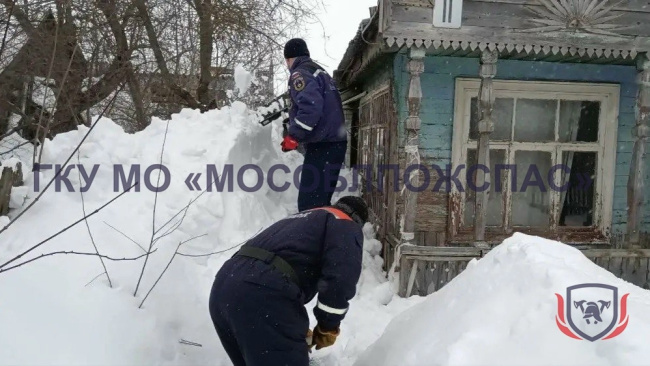 Спасатели помогли пенсионерке выбраться из дома